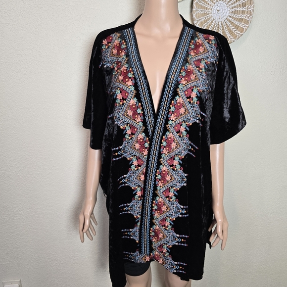 Madeline Sparklestein Embroidered Floral Black Boho Velvet Kimono Top Size M/L - Picture 14 of 15
